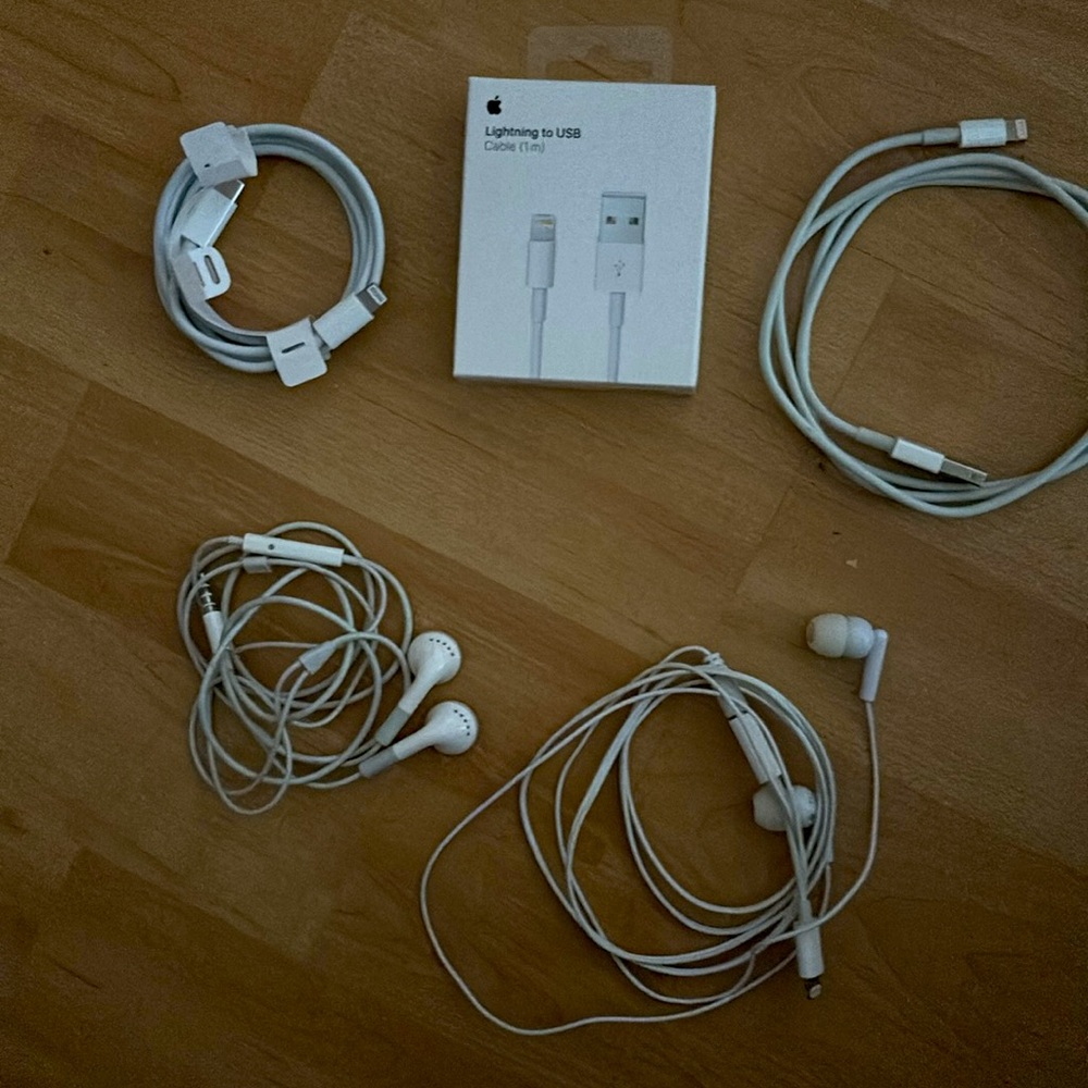 3 pack Apple USB A and USB C to Lightning charging cable and 2 Apple headphones